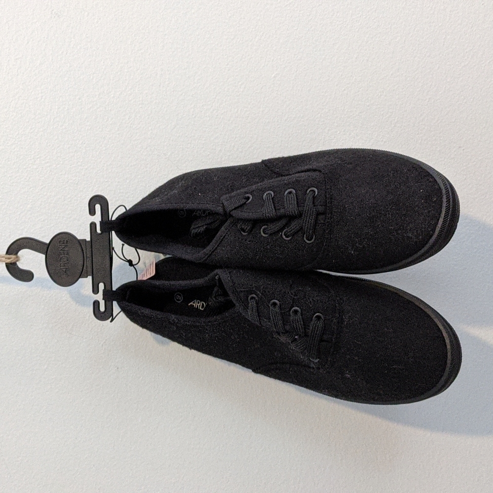Ardene|Mat+ Woman's Black Yoga Flats Size 9